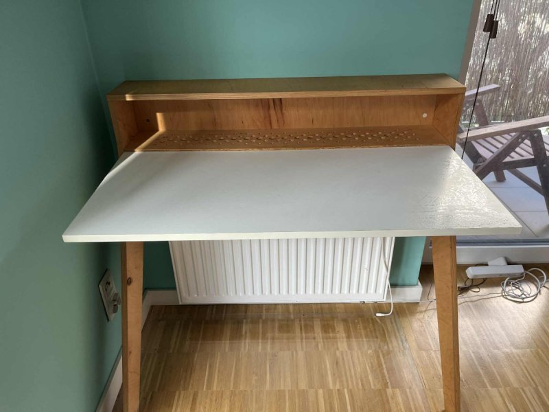 Nowoczesne biurko/toaletka z półką