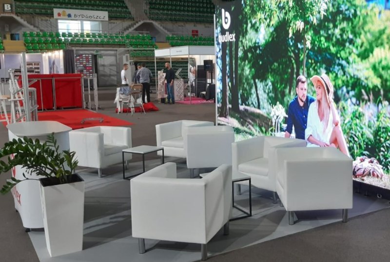 Wynajem sprzętu eventowego fotele i stoliki