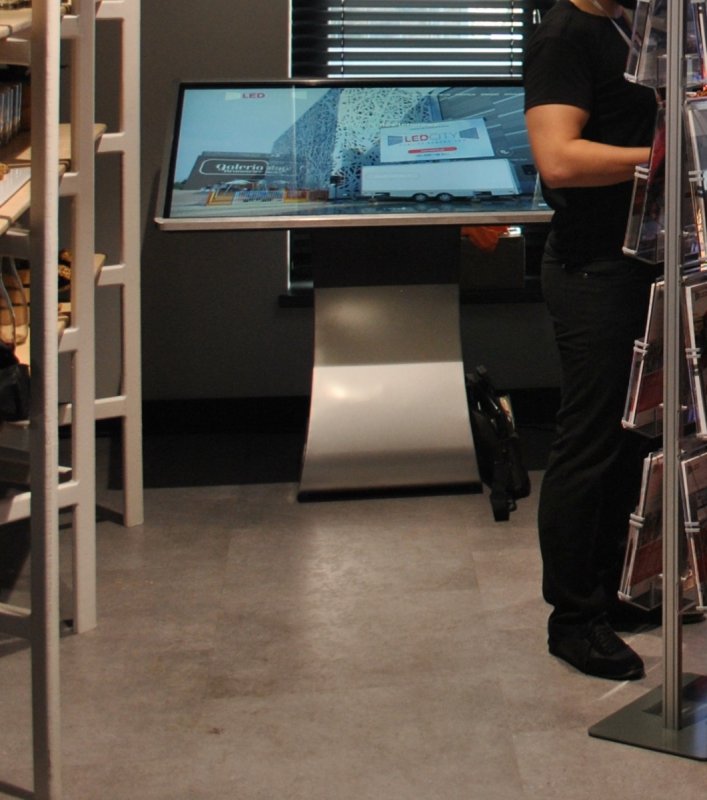 Wynajem stół multimedialny interaktywny 55 cali - 01 Wynajem stół multimedialny interaktywny 55 cali - 01