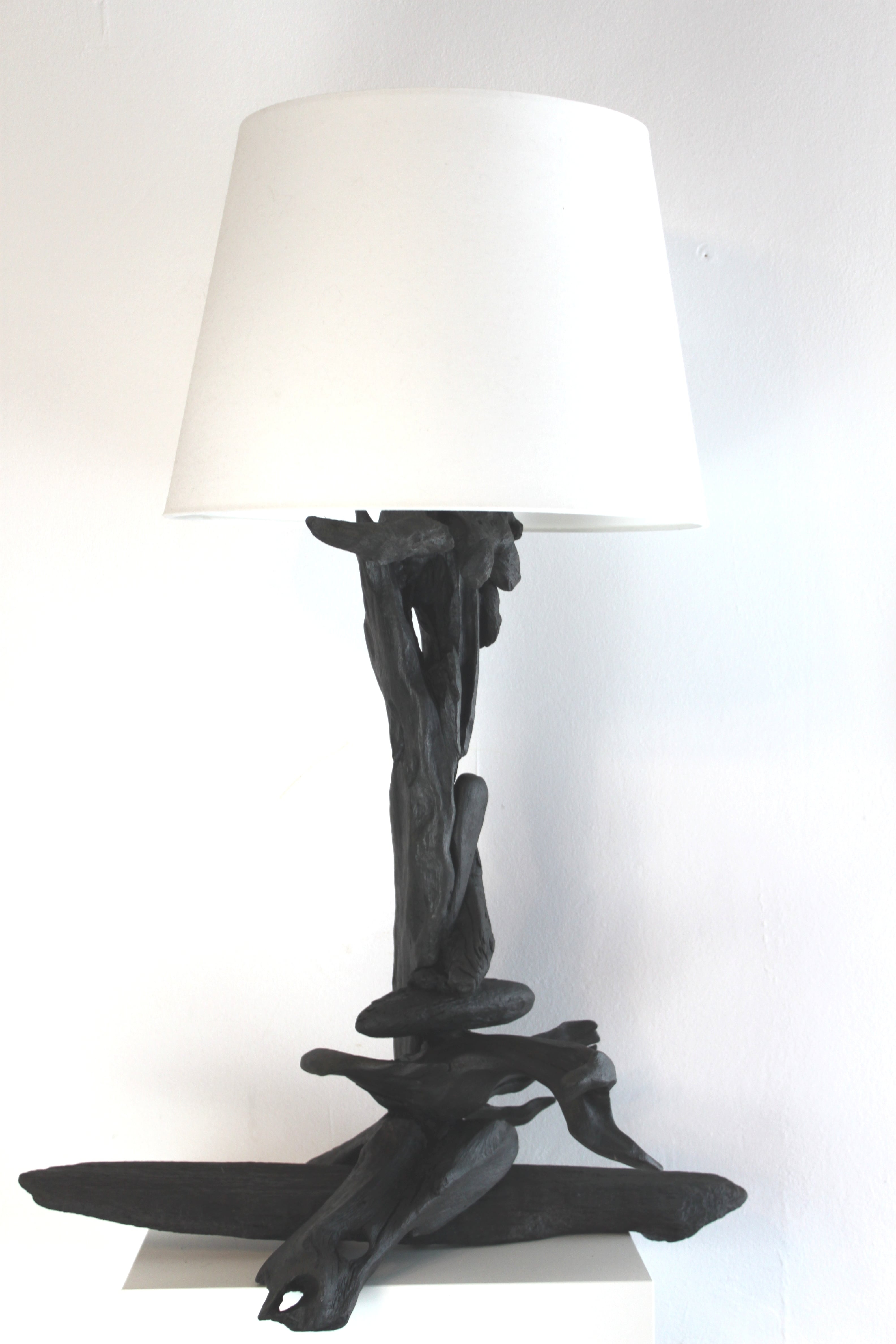 Lampa z drewna z morza