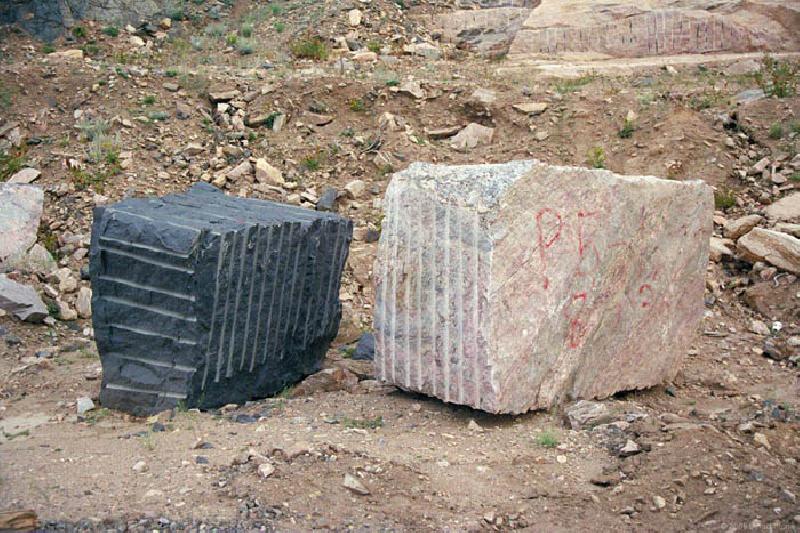 Ukraina. Kostka granitowa 200 zl/tona czarna, czerwona.Bloki kamienne