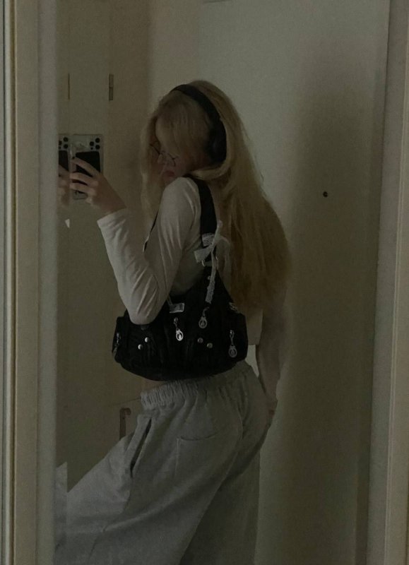 Szczupła blondynka, 18 lat, poznam - 01