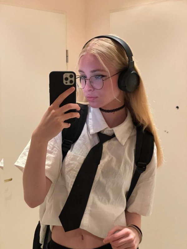 Szczupła blondynka, 18 lat, poznam - 02