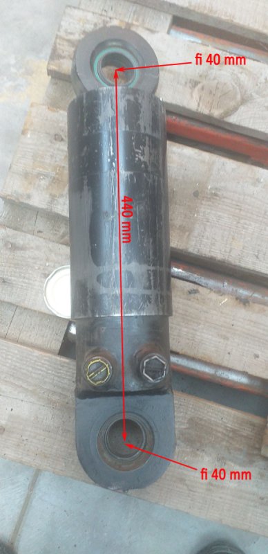 Siłownik hydrauliczny zabudowany.